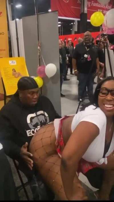 She snatched the soul outta this mans body 😳 look at his face 😣🤣😂😅🍑🔥