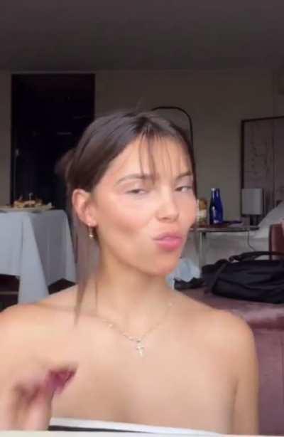 Inde getting ready while in New York (June 2023)