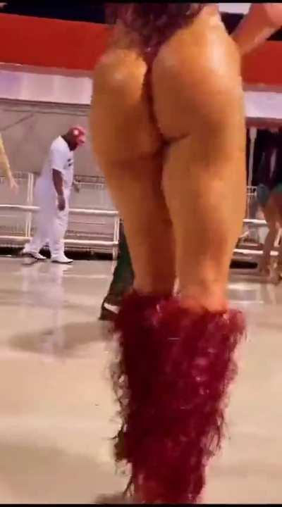 Juliana Salimeni -(@jujusalimeni)