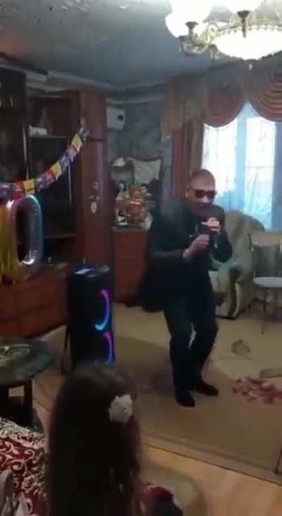 Российские скрепы в полный рост: на 10-летие сыну мать оплатила выступление приблатнённого 