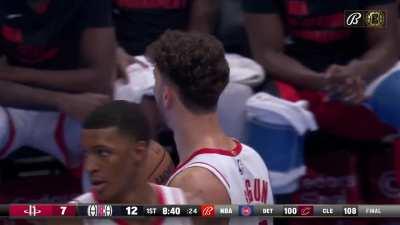 [Highlight] Paul George puts a villain in the spin cycle and wills the and-1!