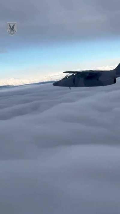 Los IA-63 Pampa sobre las nubes de la Cordillera de los Andes