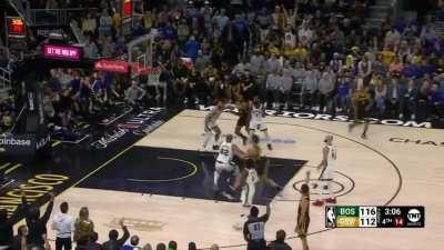 [Highlight] Steph Curry hits a clutch three to put the Warriors within 1