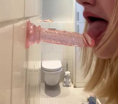 Blond girl who likes to suck 🍆