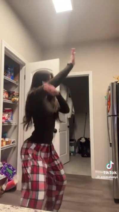 @emmalanyi can really shake it