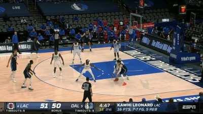 [Highlight] PG no-look to Kawhi for the slam