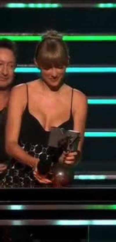 Taylor squeezing her boobs together. Would feel so good to slide in between them!