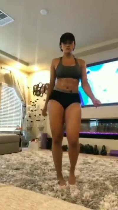 🥵 All the best parts minus comments. If that's her singing I could see why shes single. Definitely freaky / but slightly crazy. Scary combo & 6'4 with heels 😭