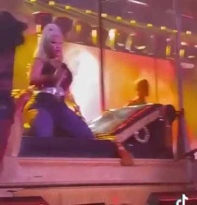 Nicki needs a gangbang on stage