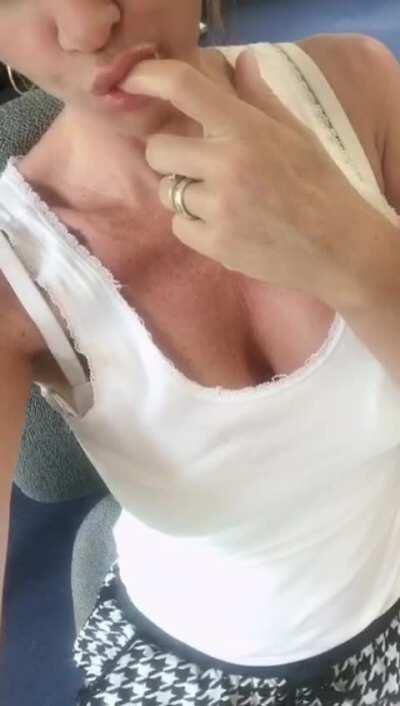 (F) (OC) mommy's in the office but rather would like a suck'n'fuck 🔥🍑💦