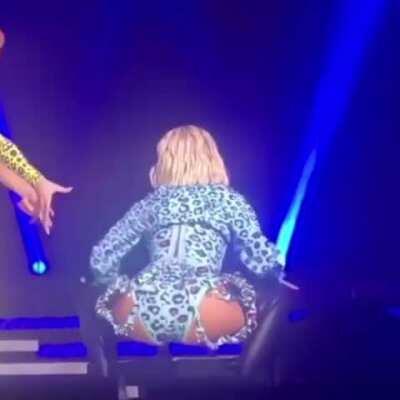 Perrie on stage 😍