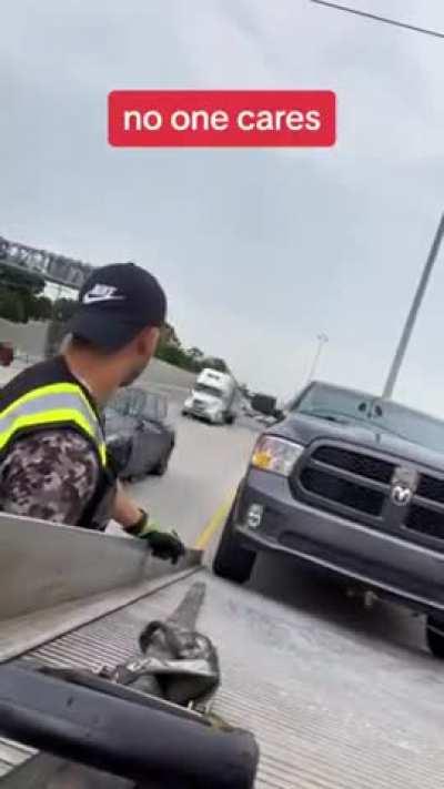 Tow truck driver shows how dangerous it is to tow on the highway