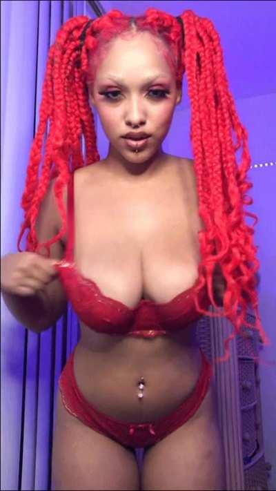 i love shaking my 32DD tits😍