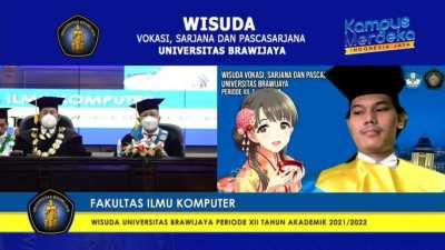 Ketika wisuda secara daring dan tidak mendapatkan gandengan orang beneran, masih ada waifu setia menemani