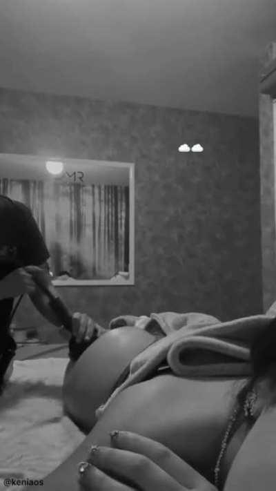 Kenia os mostrando su culo