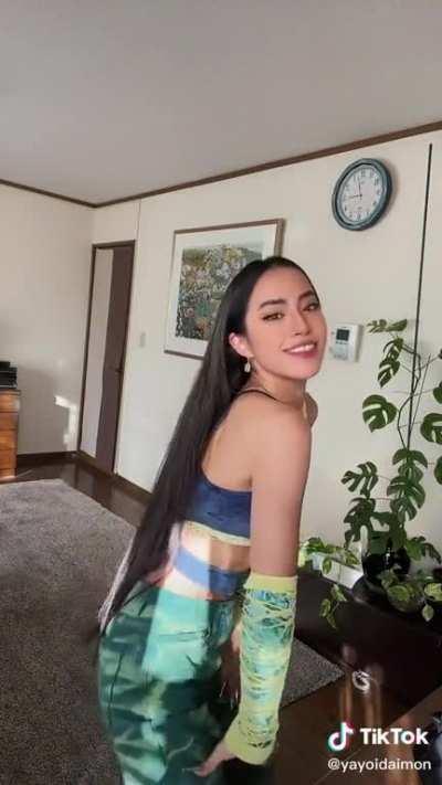 Need more Twerking TikToks of this Bitch 🍑 And she needs to really throw it the fuck back next time!