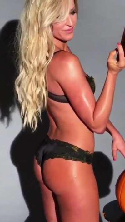 That time Summer Rae decided to shake and wiggled that Hot Ass for us!