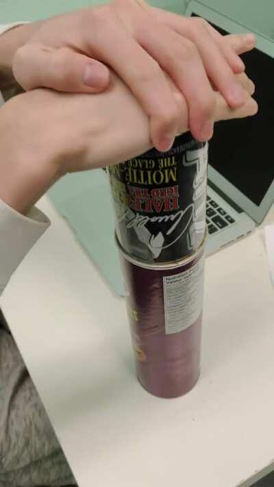 This pop can fits so perfectly into the pringles can that it is airtight