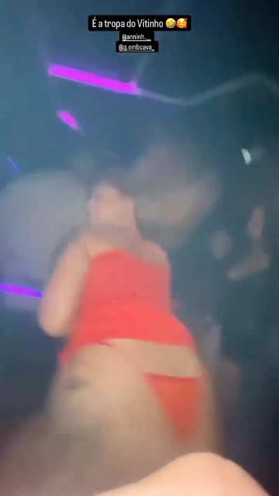 Gostosas dançando funk, pra quem gosta de ver umas moça de família. Só safada sexy rebolando a bunda com vestidinho curto mostrando o fio dental todo enfiado...