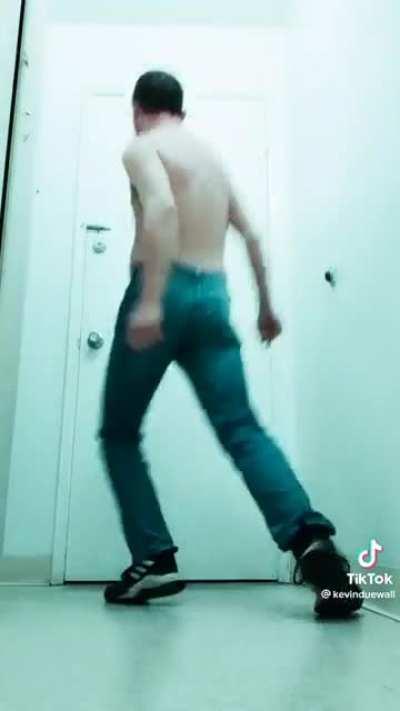 Those dance moves tho😩