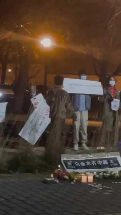 【Translated Subtitles】Urumqi Fire Protest Conflict