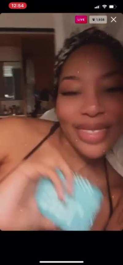 Pussy flash on the live!!!