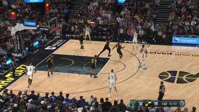 [Highlight] Giannis throws a saucy behind the back pass to a wide-open Jevon Carter for the easy three-pointer to put the Bucks up 16!