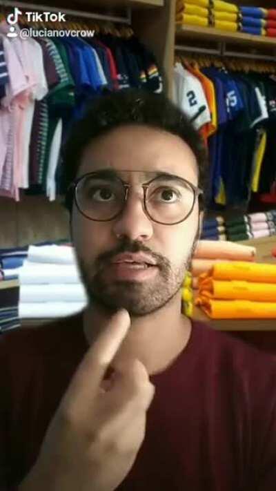 As roupas, todas rasgadas, mas fome eu não passo...eu e quem?