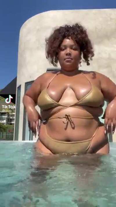 Her melanin is so on point😍😍😍 just look at how the sunlight kisses her skin 🥵🥵