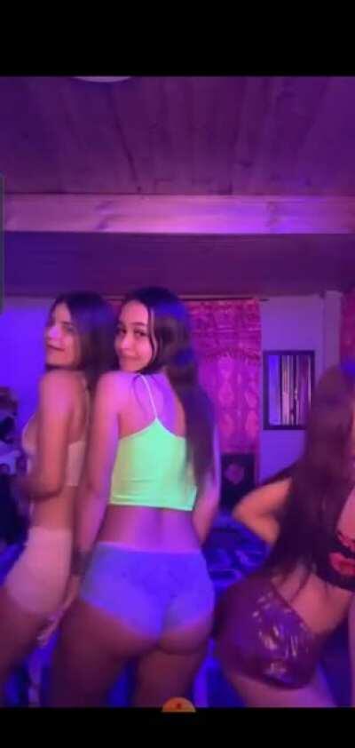 Jhoana Orozco con Isabel Ramirez bailando (la otra loca no se quien es)