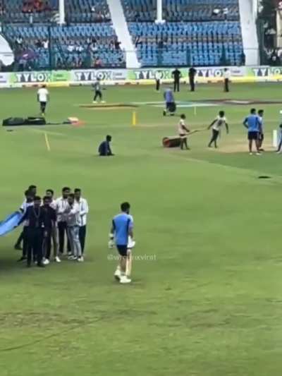 A ground staff touched the feet of King Kohli at Kanpur.