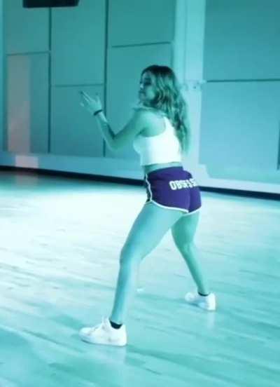 Addison Rae's fat ass drives my dick fucking WILD 😍😫