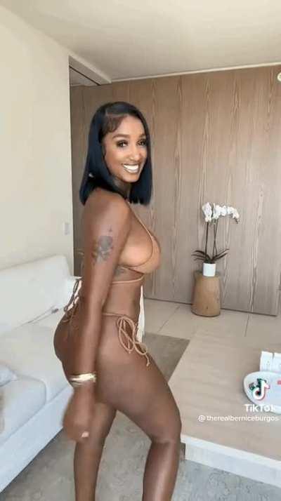 bernice burgos fin ass 🫣🍑🤤🤤🤤