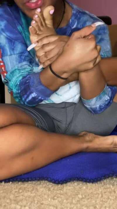 Loving my piggy toes 💖