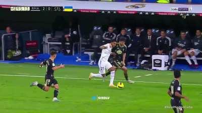 Rodrygo pushes one player away and then casually nutmegs another 😂