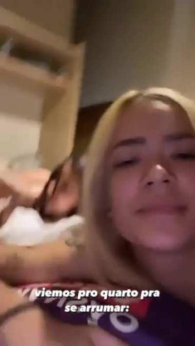 Taina costa pagando peitinho