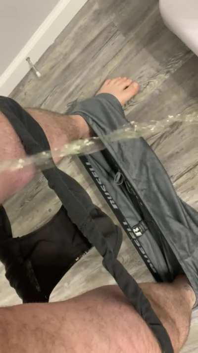 29 [m4f] uncut pee play