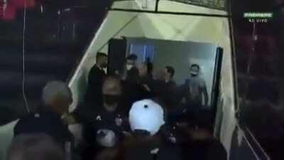 Sampaoli se despede do futebol brasileiro dando porrada em geral