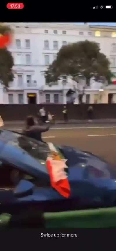 伊朗人在伊朗驻伦敦大使馆前庆祝总统外交部等等人物在直升机事故中身亡。