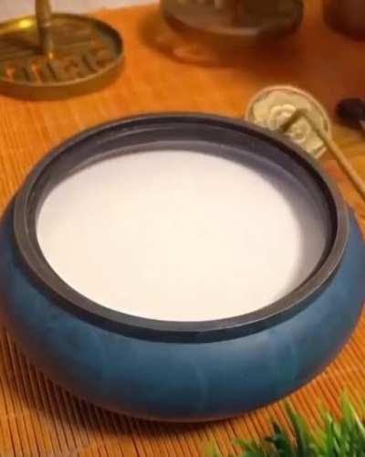 The way how the powder is leveled