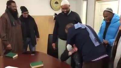 Norwegian atheist weeps as he converts to Islam