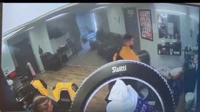 Off duty cop gets caught up in a hit 💀