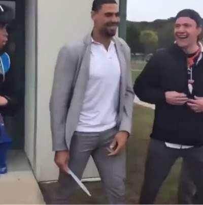 Fan with Islanders jersey tricked Reaves into taking photo with him