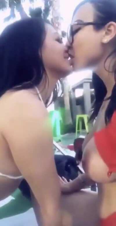 Instant hard on 👀