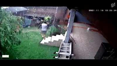 Enxurrada invade casa e homem escapa por pouco