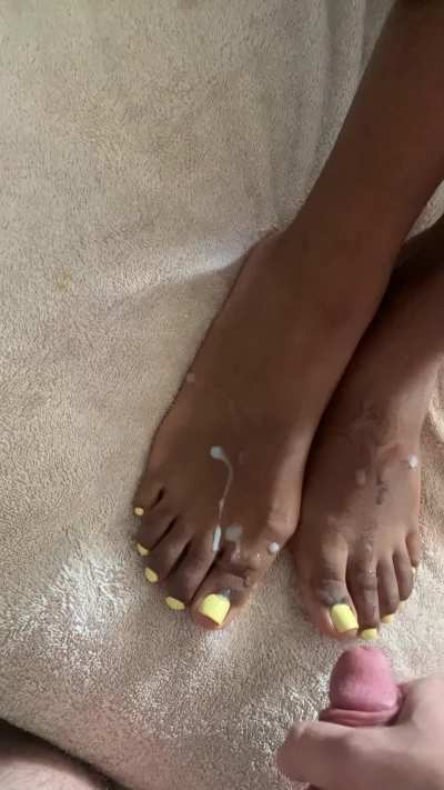 Had to unload all over her big feet and pretty toes 😩💦