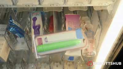 Phat Ass Latina Carmela Clutch Caught Stuck In The Vending Machine