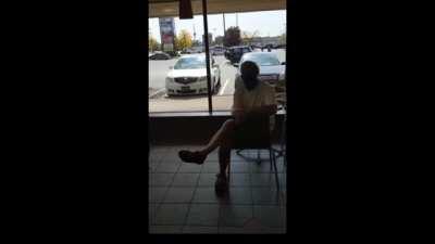 Guy says that customers must wear a mask while eating at a restaurant