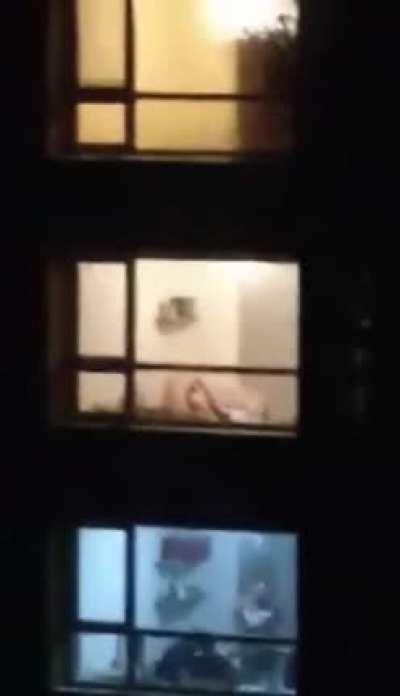 Doua moderatoare (pizdadaa si cu o prietena) in unul dintre momentele de maxima satisfactie pe care li le ofera viata: VAD si ele cum o alta tipa are parte de pula si rad ca proastele...