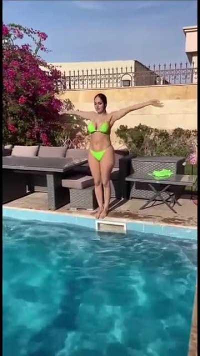 Lana's snapchat is on fire today 🔥 we're getting more skin day by day 😚 (All stories combined)